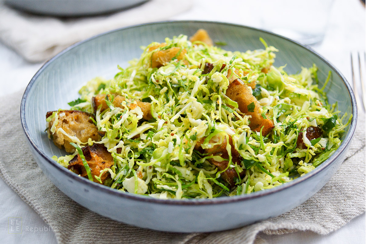 Rosenkohl Ceasar Salat mit Ciabatta-Kräuter-Croûtons