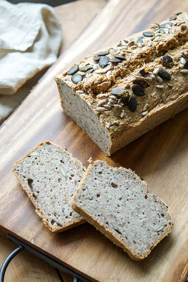veganes und glutenfreies Brot Rezept, aktiviertes Buchweizenbrot mit Kichererbsenmehl und Vollkorn.