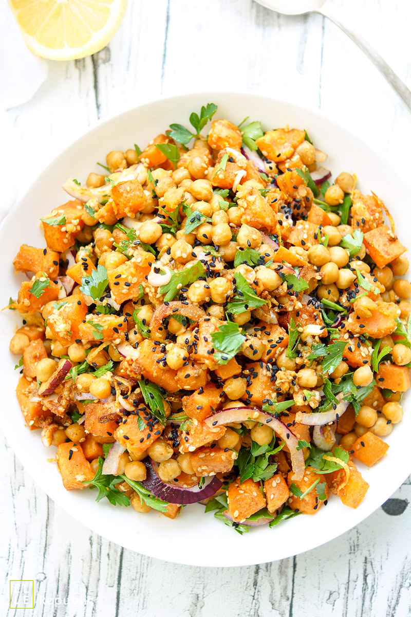 Salat aus Süßkartoffeln mit gerösteten Kichererbsen und einem Chili-Koriander-Kreuzkümmel-Dressing