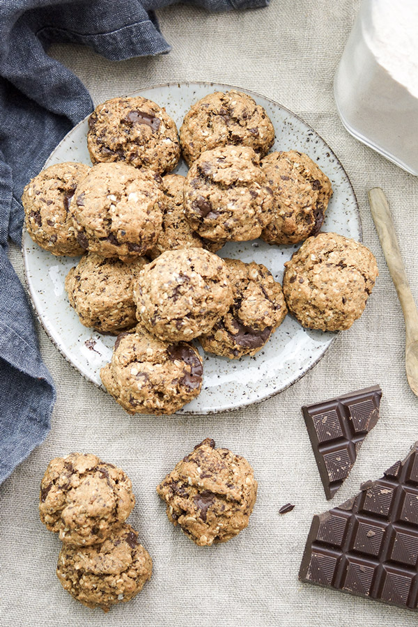 Rezept für gesunde vegane Schoko-Cookies mit Dinkelmehl, Haferflocken, Leinsamen, ungesüßtem Apfelmus, Kokosöl und natürlichem Vollrohrzucker
