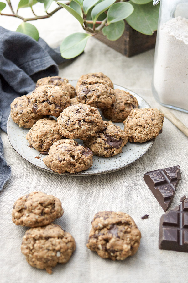 Rezept für gesunde vegane Schoko-Cookies mit Dinkelmehl, Haferflocken, Leinsamen, ungesüßtem Apfelmus, Kokosöl und natürlichem Vollrohrzucker