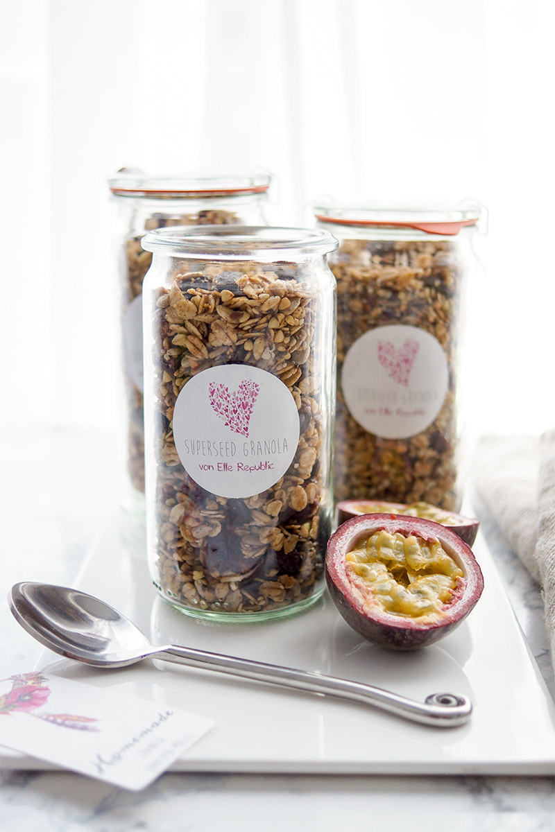 Selbstgemachtes Knusper-Müsli (Granola) Rezept einfaches Rezept für ein Knusper-Müsli mit Buchweizen, Sonnenblumenkernen, Kürbiskernen, Leinsamen, Chiasamen.