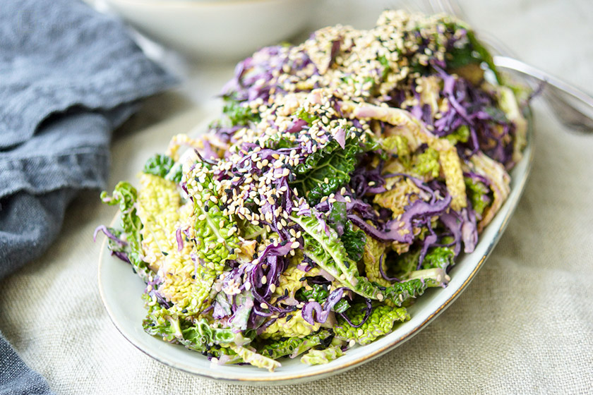 Gesunde Kohlsalat (Coleslaw) Rezept mit Tahin-Zitronen-Dressing. Schnell gemachte Beilage, die glutenfrei und vegan ist. Gesunde Kohlsalat (Coleslaw) Rezept mit Tahin-Zitronen-Dressing. Schnell gemachte Beilage, die glutenfrei und vegan ist.