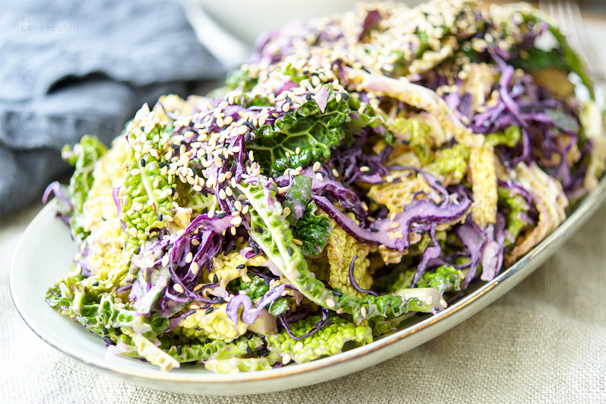 Gesunde Kohlsalat (Coleslaw) Rezept mit Tahin-Zitronen-Dressing. Schnell gemachte Beilage, die glutenfrei und vegan ist.