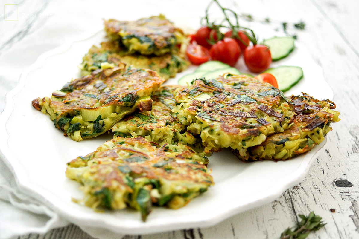 Rezept für Lauch-Kartoffelpuffer mit Blauschimmelkäse (Roquefort) und Spinat. Reibekuchen. Einfache, Schnelle Rezepte aus frischen Zutaten, Elle Republic