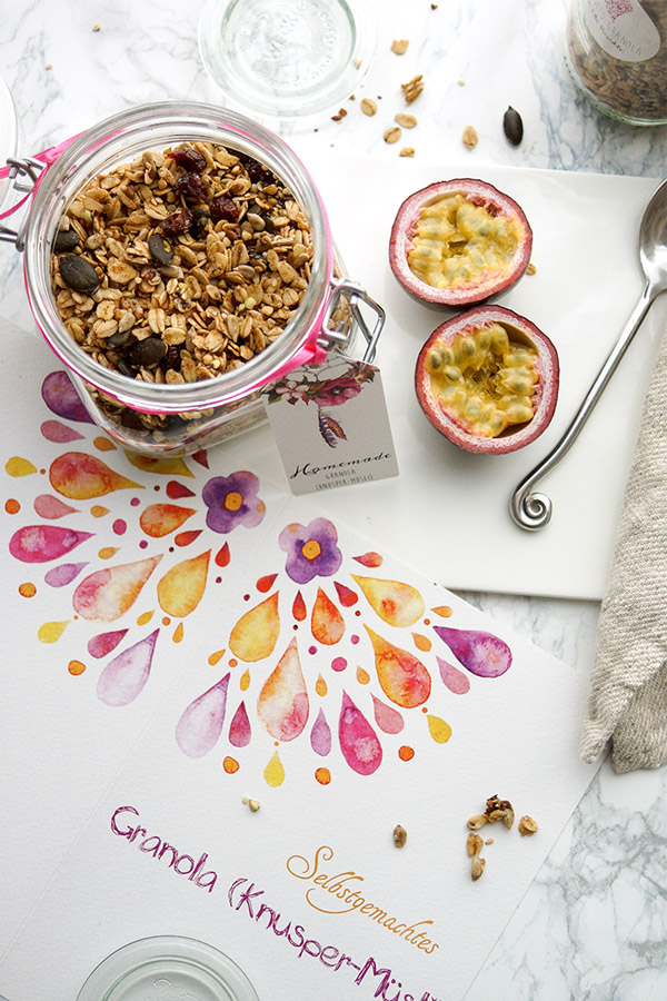 Selbstgemachtes Knusper-Müsli (Granola) Rezept einfaches Rezept für ein Knusper-Müsli mit Buchweizen, Sonnenblumenkernen, Kürbiskernen, Leinsamen, Chiasamen und carinokarten Geschenkanhängern