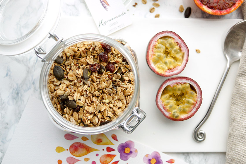 Selbstgemachtes Knusper-Müsli (Granola) Rezept einfaches Rezept für ein Knusper-Müsli mit Buchweizen, Sonnenblumenkernen, Kürbiskernen, Leinsamen, Chiasamen und carinokarten Geschenkanhängern