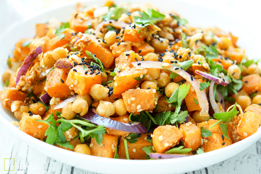 Ein Rezept für einen Salat aus Süßkartoffeln mit gerösteten Kichererbsen und einem Chili-Koriander-Kreuzkümmel-Dressing. Ein veganes Gericht auf rein pflanzlicher Basis, das auch noch glutenfrei ist.