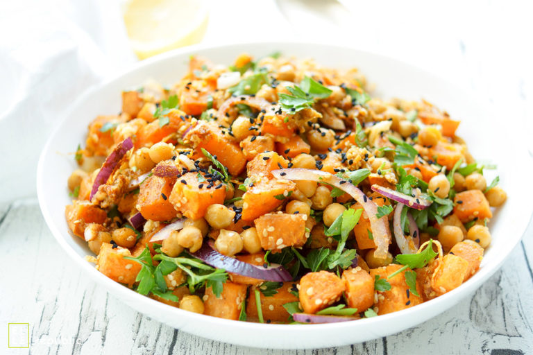 Ein Rezept für einen Salat aus Süßkartoffeln mit gerösteten Kichererbsen und einem Chili-Koriander-Kreuzkümmel-Dressing. Ein veganes Gericht auf rein pflanzlicher Basis, das auch noch glutenfrei ist.