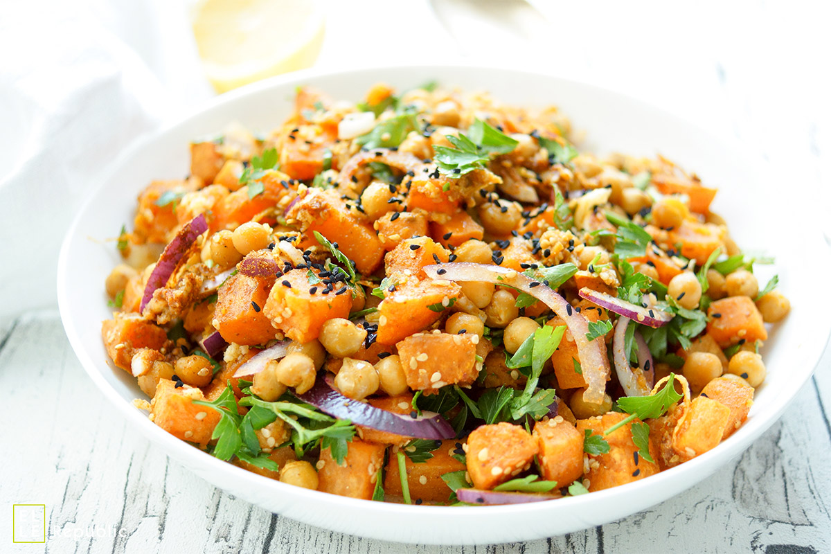 Ein Rezept für einen Salat aus Süßkartoffeln mit gerösteten Kichererbsen und einem Chili-Koriander-Kreuzkümmel-Dressing. Ein veganes Gericht auf rein pflanzlicher Basis, das auch noch glutenfrei ist.