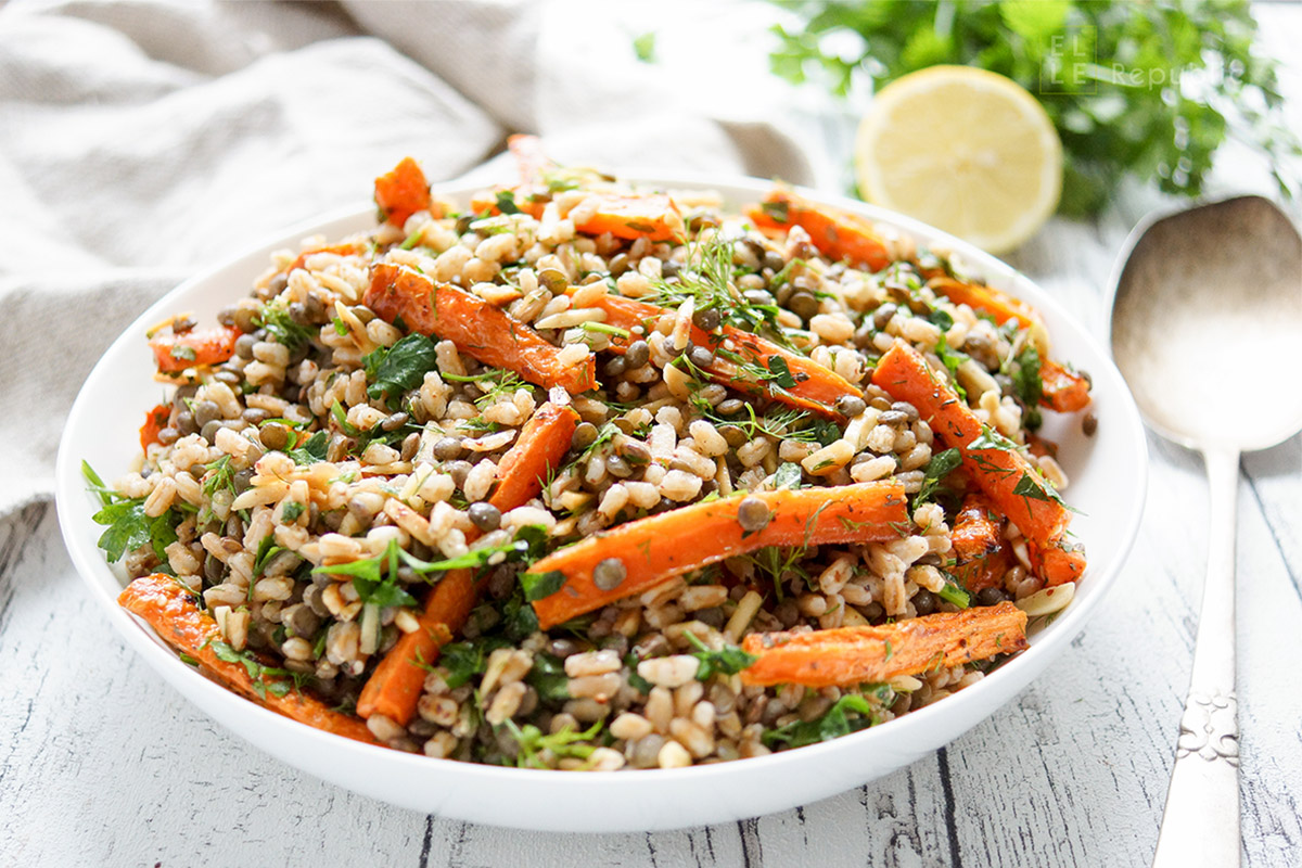 einfaches und gesundes Rezept für Orientalischer Linsensalat mit gerösteten Karotten und Dinkel. Dazu Aromen der Gewürze aus 1001 und einer Nacht von Kreuzkümmel (Cumin), Sumach und Zatar