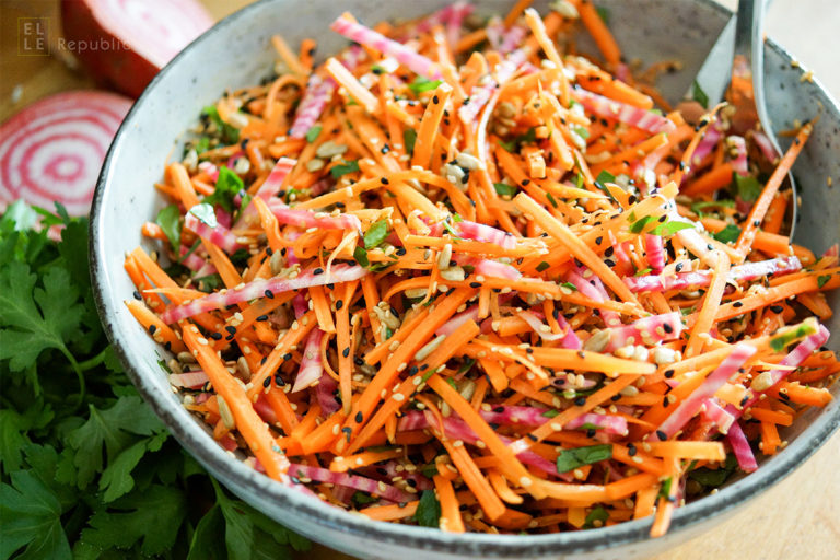 einfaches Rezept für einen gesunden, veganen und vegetarischen Karottensalat mit Ringelbete, Sonnenblumenkernen, Sesamsamen und Schwarzkümmelsamen