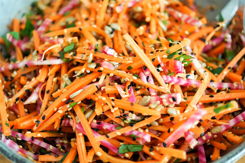 einfaches Rezept für einen super gesunden Karottensalat mit Ringelbete und knusprigen Sonnenblumenkernen, Sesamsamen und Schwarzkümmelsamen