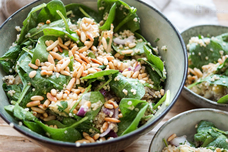 geröstetem weißem Spargelsalat Rezept mit Quinoa, Baby-Spinat und einem Zitronen Tahin Dressing, plus Pinienkernen. Vegan, glutenfrei