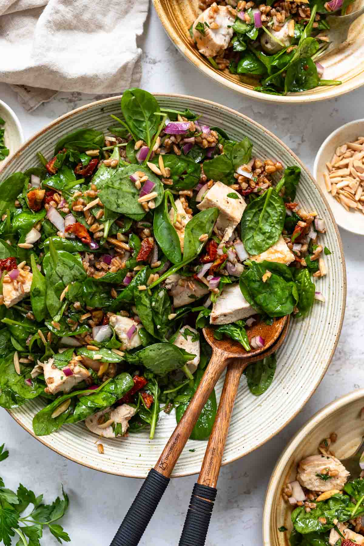Salat mit Hähnchenbrust, Dinkel, getrockneten Tomaten und Mandeln