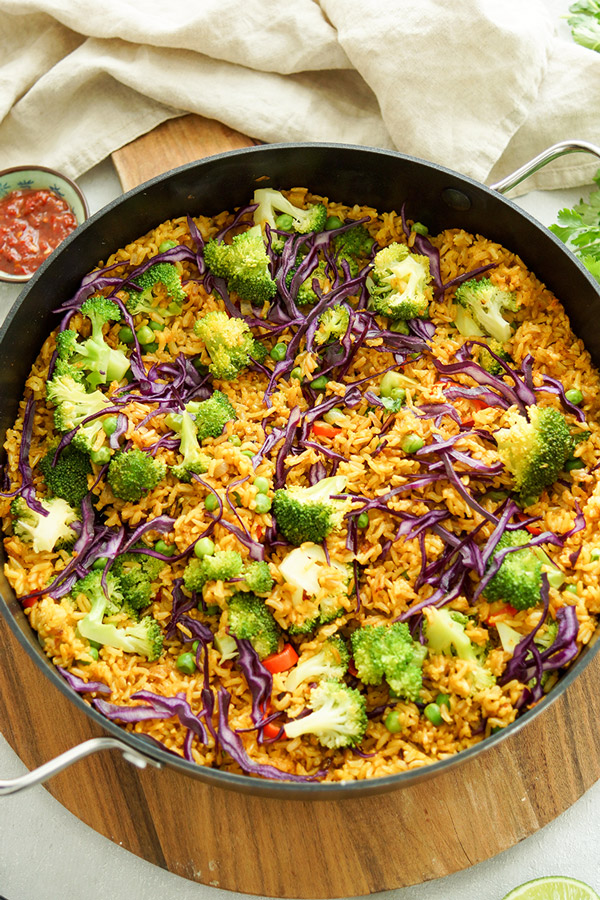 vegetarische Reispfanne Rezept (Nasi Goreng) mit Brokkoli, Erbsen, Rotkohl, Chili
