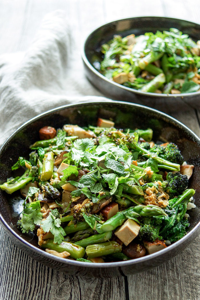 Vegane Asiastische Wok-Gemüse-Pfanne (Stir-Fry) Rezept mit geräuchertem Tofu, Spargel, Spargelkohl, Pilze, Knoblauch, Ingwer, japanischer Reisessig, Soja-Soße und geröstetem Sesamöl