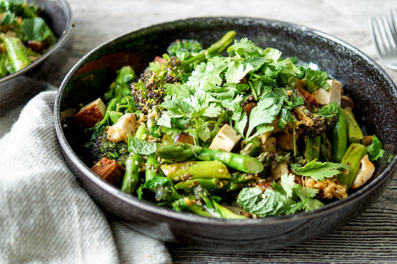 Vegane Asiastische Wok-Gemüse-Pfanne Rezept mit Räuchertofu, Spargel, Spargelkohl, Pilze, Knoblauch, Ingwer, japanischer Reisessig, Soja-Soße und geröstetem Sesamöl