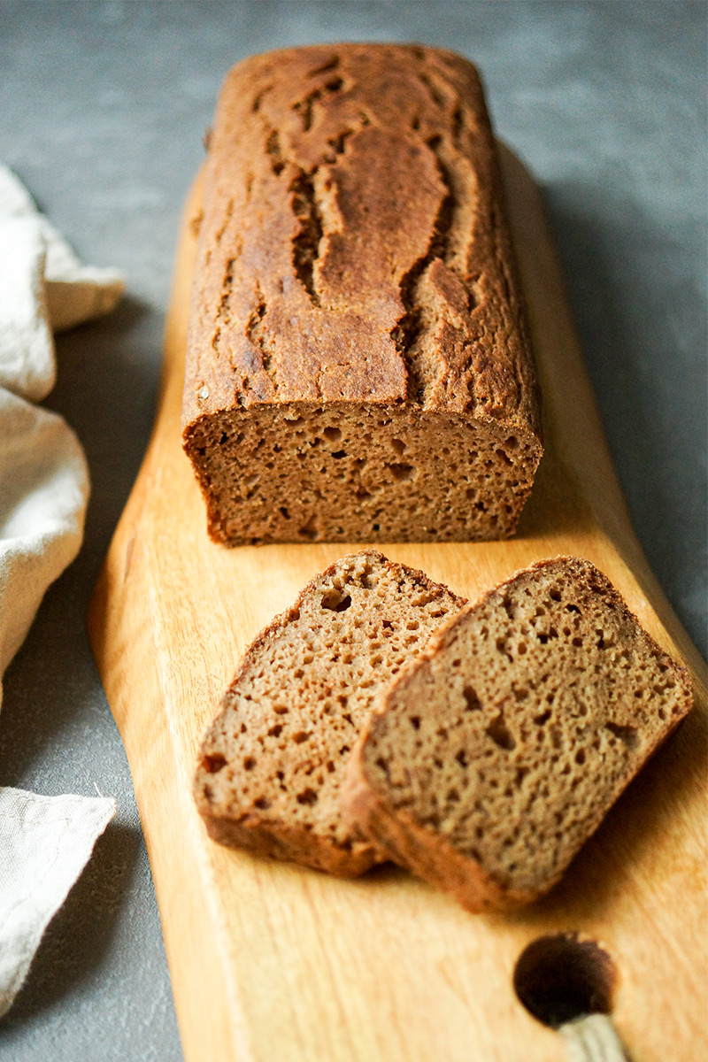 Ein einfaches, schnelles glutenfreies Rezept für ein Apfel Kardamom Brot Rezept. Ein perfektes Kaffegebäck oder zum Frühstück.