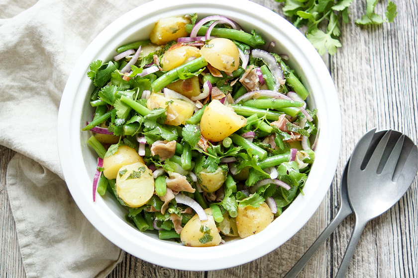 Bohnensalat mit Kartoffeln und knusprigem Parmaschinken, Koriander, Minze, Zitrone, gesundes Rezept zum Grillen