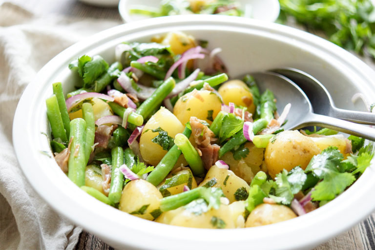 Bohnensalat mit Kartoffeln und knusprigem Parmaschinken