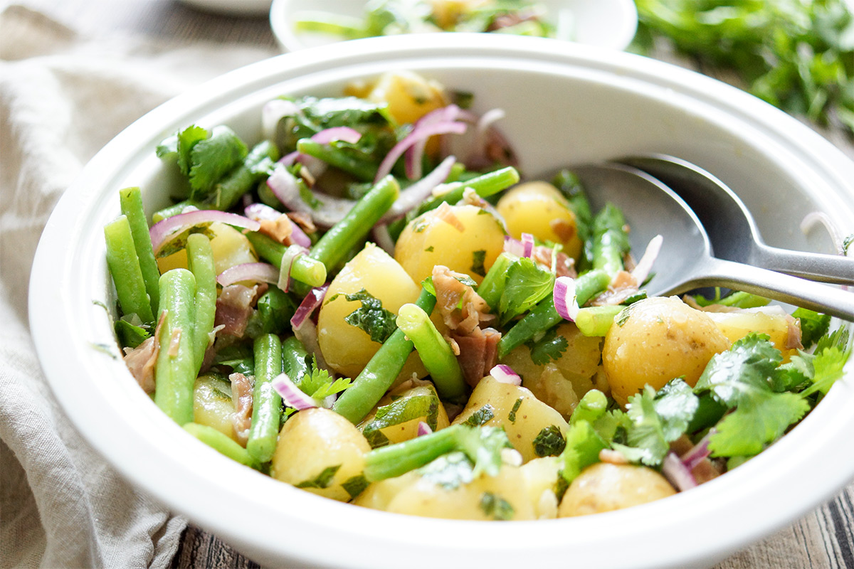 Bohnensalat mit Kartoffeln und knusprigem Parmaschinken