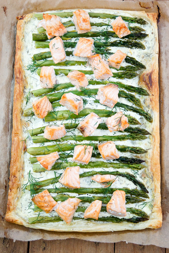 Einfache Lachs-Spargel-Tarte mit Blätterteig Rezept mit Crème Fraîche, Dill, Zitrone