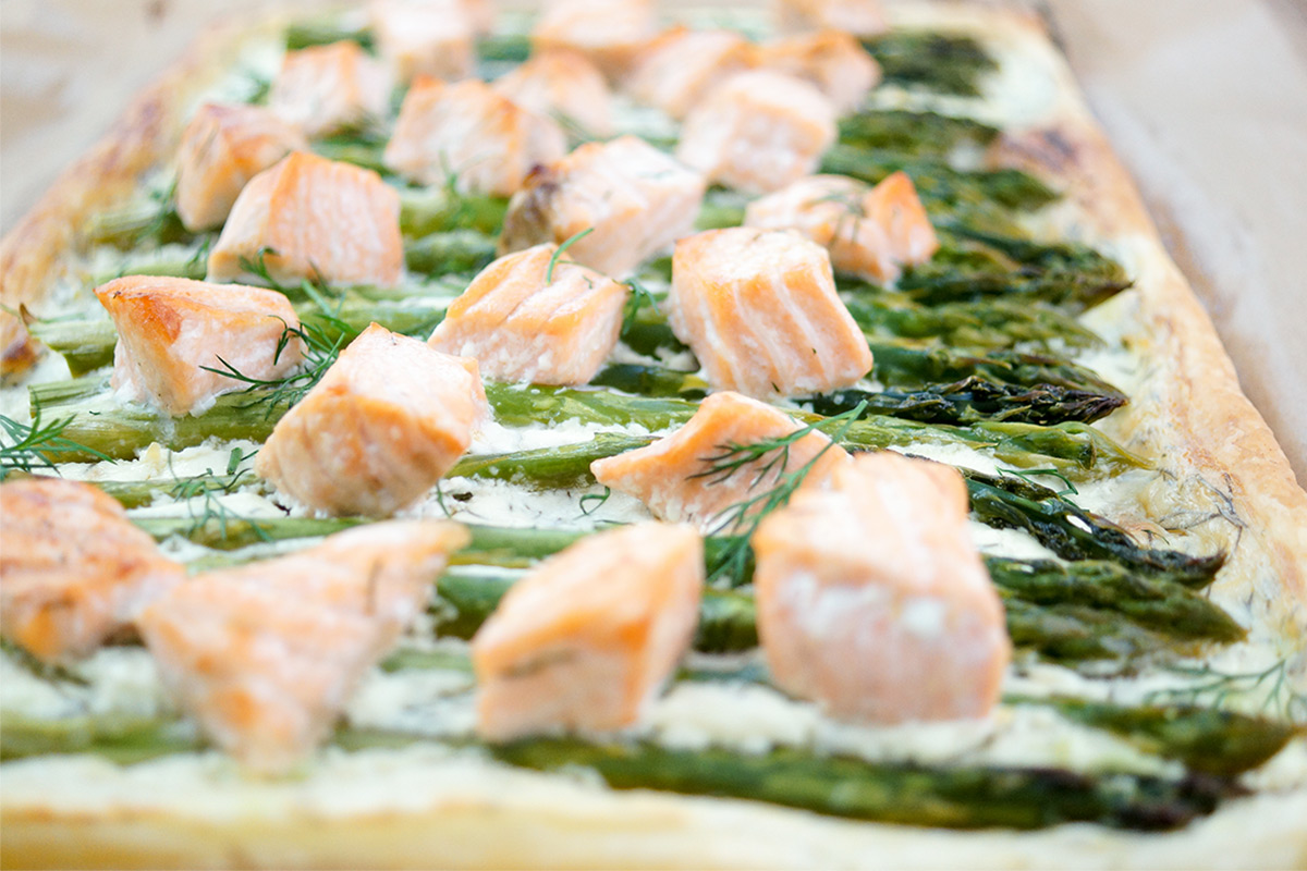 Einfache Lachs-Spargel-Tarte mit Blätterteig Rezept mit Crème Fraîche, Dill, Zitrone