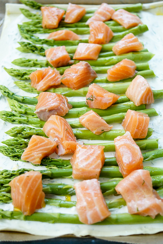 Einfache Lachs-Spargel-Tarte mit Blätterteig Rezept mit Crème Fraîche, Dill, Zitrone