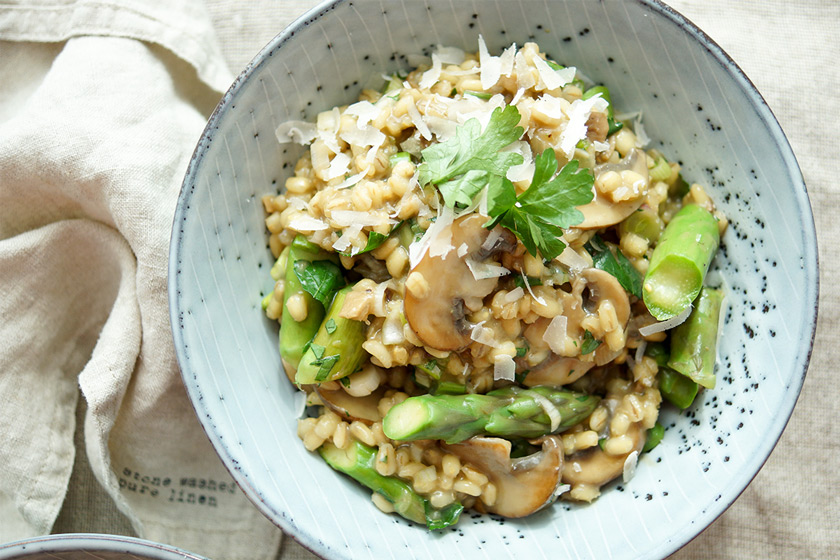 Rezept für Rollgerste-Risotto mit Pilzen und Spargel, Steinpilze, brauner Champignon, Crimini-Pilze