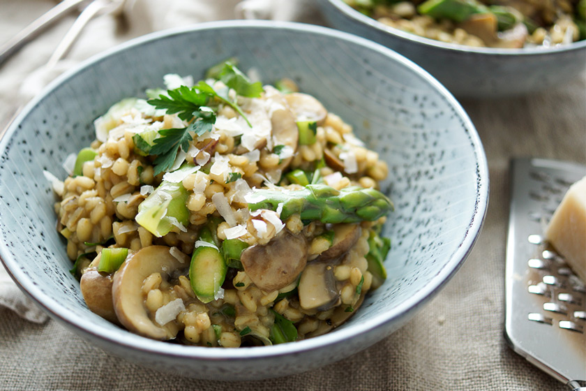 Rezept für Rollgerste-Risotto mit Pilzen und Spargel, Steinpilze, brauner Champignon, Crimini-Pilze