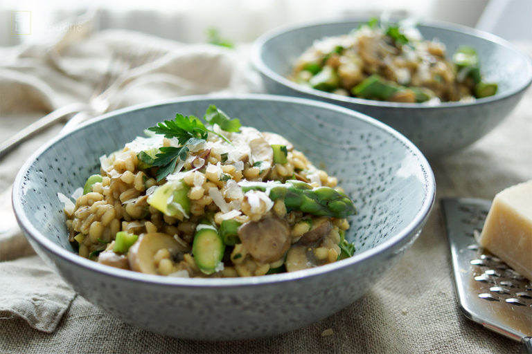 einfaches Rezept für ein leckeres Rollgerste-Risotto mit Pilzen trockenen Steinpilzen und frischen Crimini Pilzen. Dazu saisongerecht frischer, grüner Spargel. Für Veganer und Vegetarier auch geeignet.