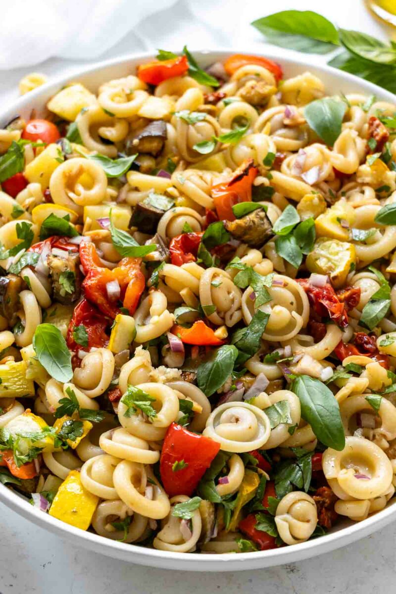 Close-Up: Mediterraner Nudelsalat mit Ofengemüse Rezept mit Paprika, Aubergine, Zucchini, und Tomaten