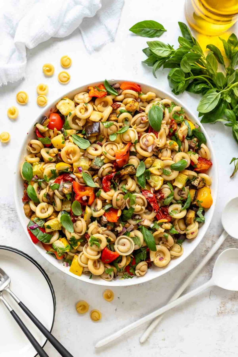 Mediterraner Nudelsalat mit Ofengemüse Rezept mit Paprika, Aubergine, Zucchini, und Tomaten