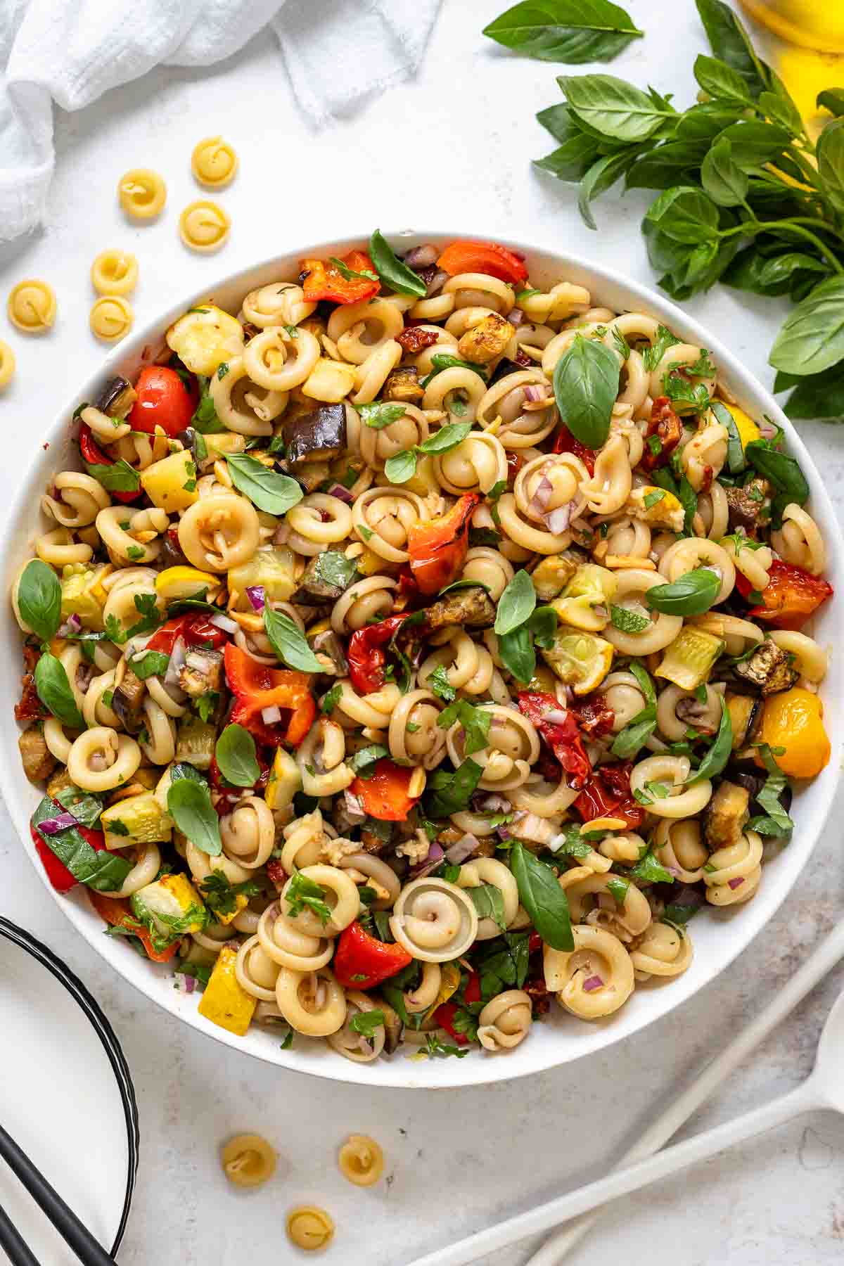 Mediterraner Nudelsalat mit Ofengemüse Rezept mit Paprika, Aubergine, Zucchini