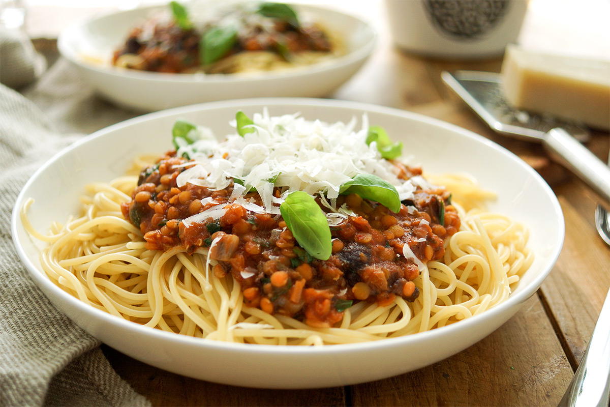 Pasta alla Puttanesca mit roten Linsen, Tomaten, Oliven, Kapern und Knoblauch. Ein einfaches, schnelles Rezept.