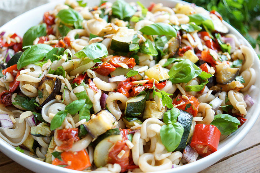 Gesunde Sommer Nudelsalat mit geröstetem Gemüse