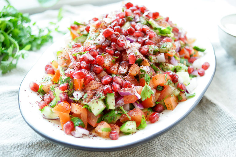 Persischer Gurken-Tomatensalat Rezept mit Granatapfel und Sumach, Vegan