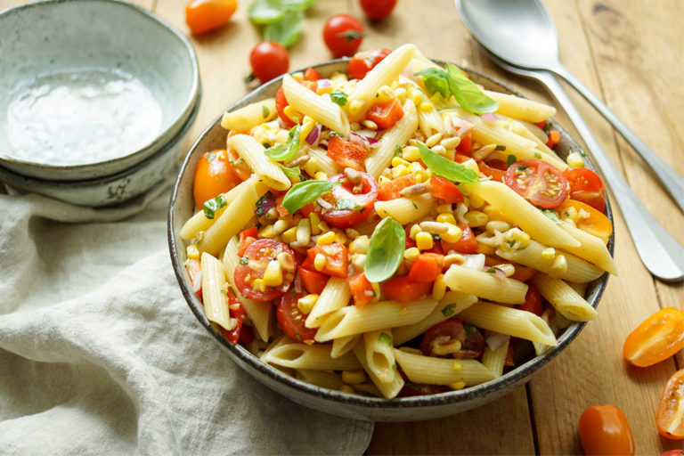 Sommer Nudelsalat mit Mais und Tomate Rezept: frischem Mais, Cherry-Tomaten, Basilikum, Pinienkernen. Vegan, Vegetarisch