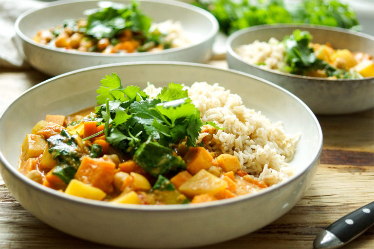 Veganes Kichererbsen Curry mit Suesskartoffeln Rezept mit Möhren, Koriander, Kreuzkümmel, Zimt, Kurkuma, Cayenne-Pfeffer, frischem Ingwer, Knoblauch und roten Chilischoten