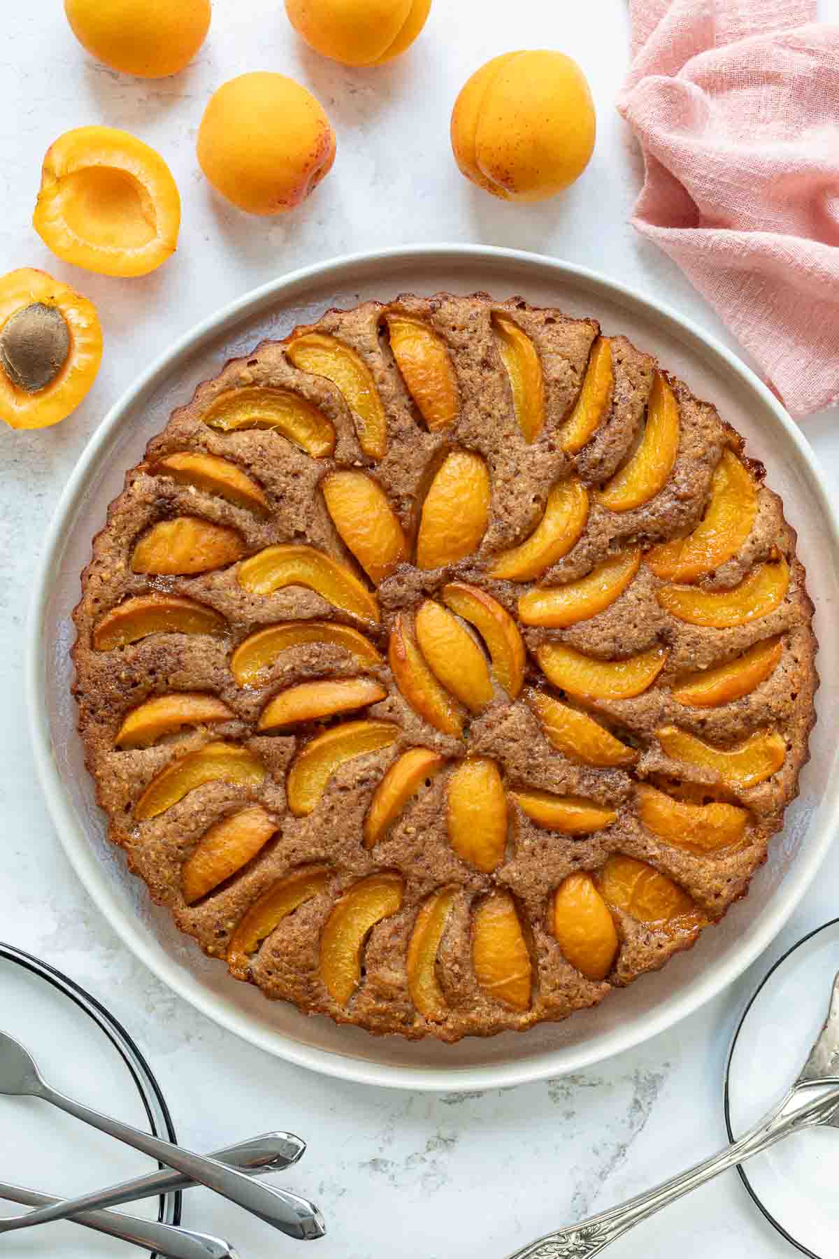 Einfache Sommerliche Aprikosentarte Rezept mit Buttermilch und Kardamom. Servierbereit – goldbraun gebacken und fruchtig belegt.