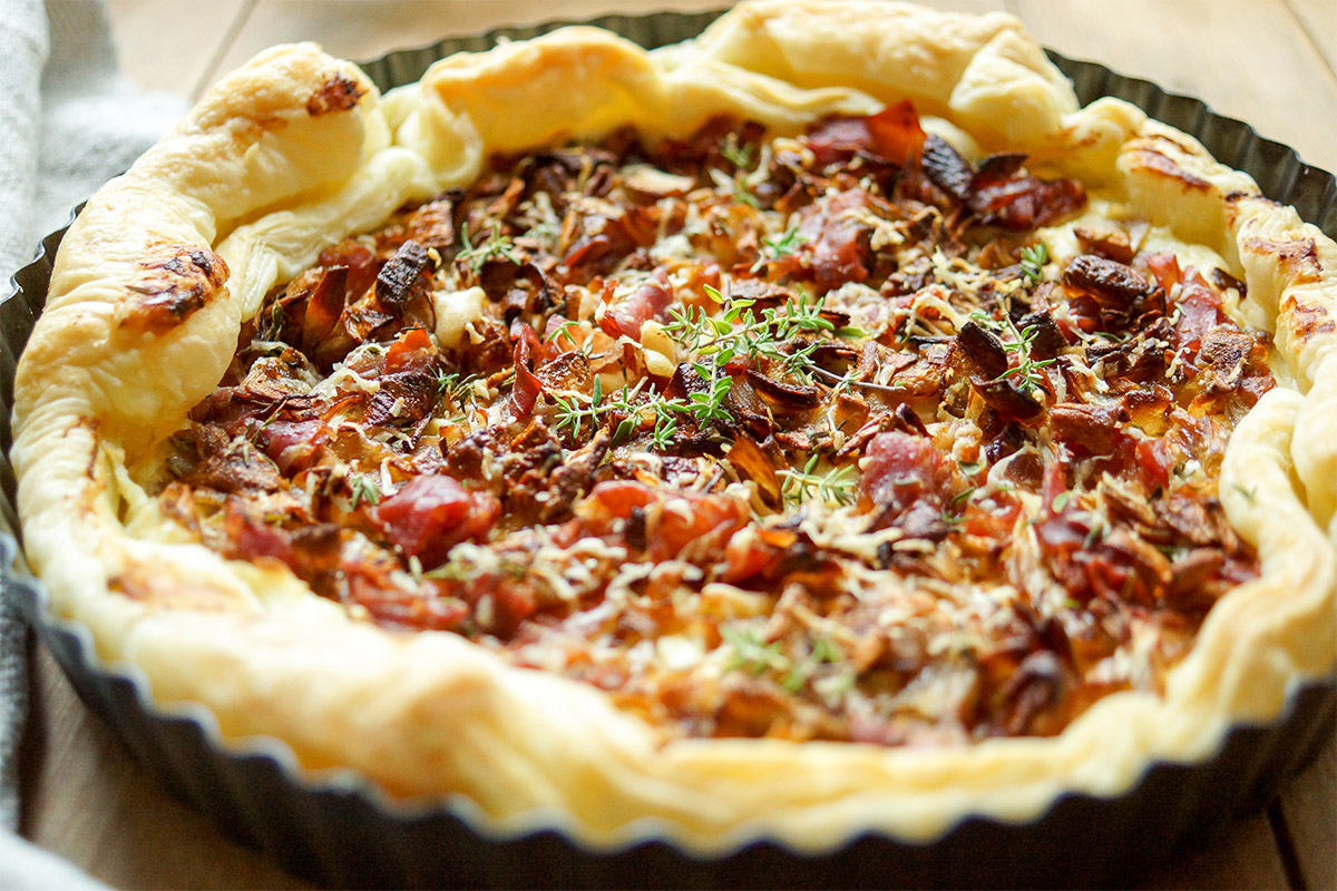 Einfache Blätterteig-Tarte mit karamellisierten Schalotten Rezept mit Parmaschinken, Thymian und Ricotta Käse