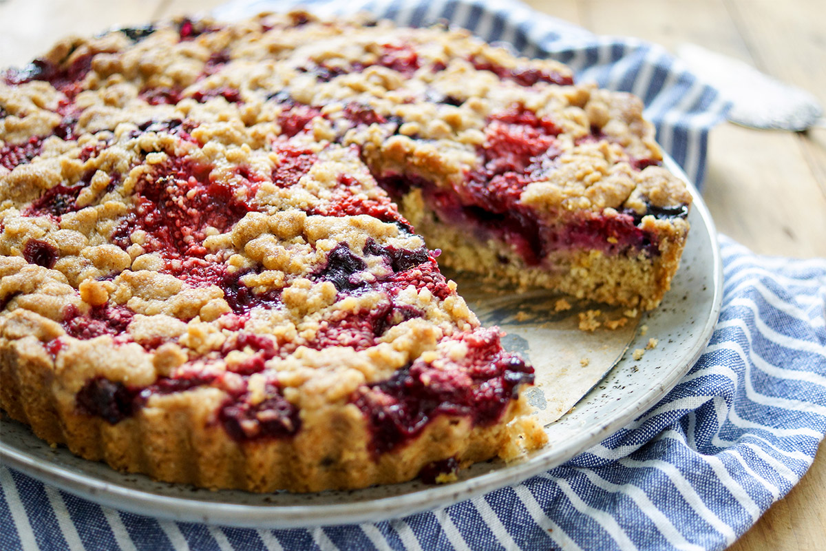 einfaches Rezept für einen Streuselkuchen mit Beeren (Heidelbeeren, Johannisbeeren, Himbeeren, Erdbeeren) und einem Teig aus Buttermilch ohne Eier