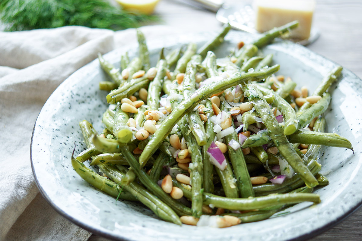 Geröstete grüne Bohnen mit Zitrone, Dill, Pinienkerne und Parmesankäse, ein einfaches und gesundes Rezept, Vegetarisch