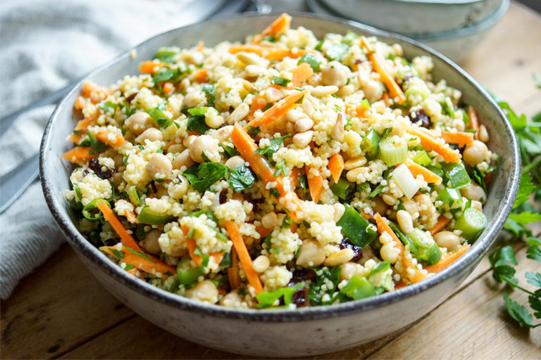 Rezept für Hirsesalat mit Kichererbsen auf marokkanische Art mit Karotten, gerösteten Nüssen und einem süsslichen Geschmack der getrockneten Früchte