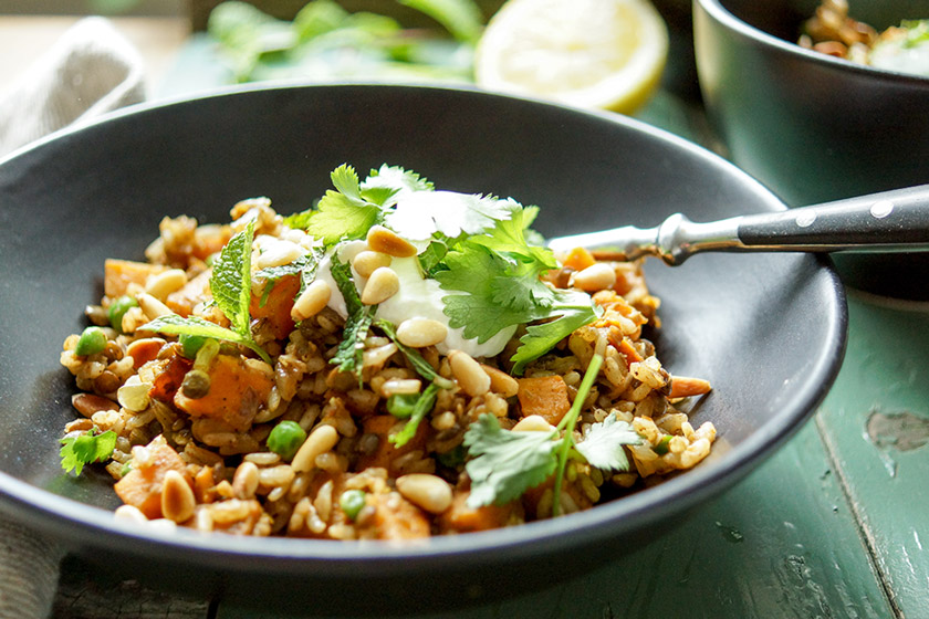 Linsen-Reis-Pilaw Rezept mit Süßkartoffel und Erbsen, Vegetarisch
