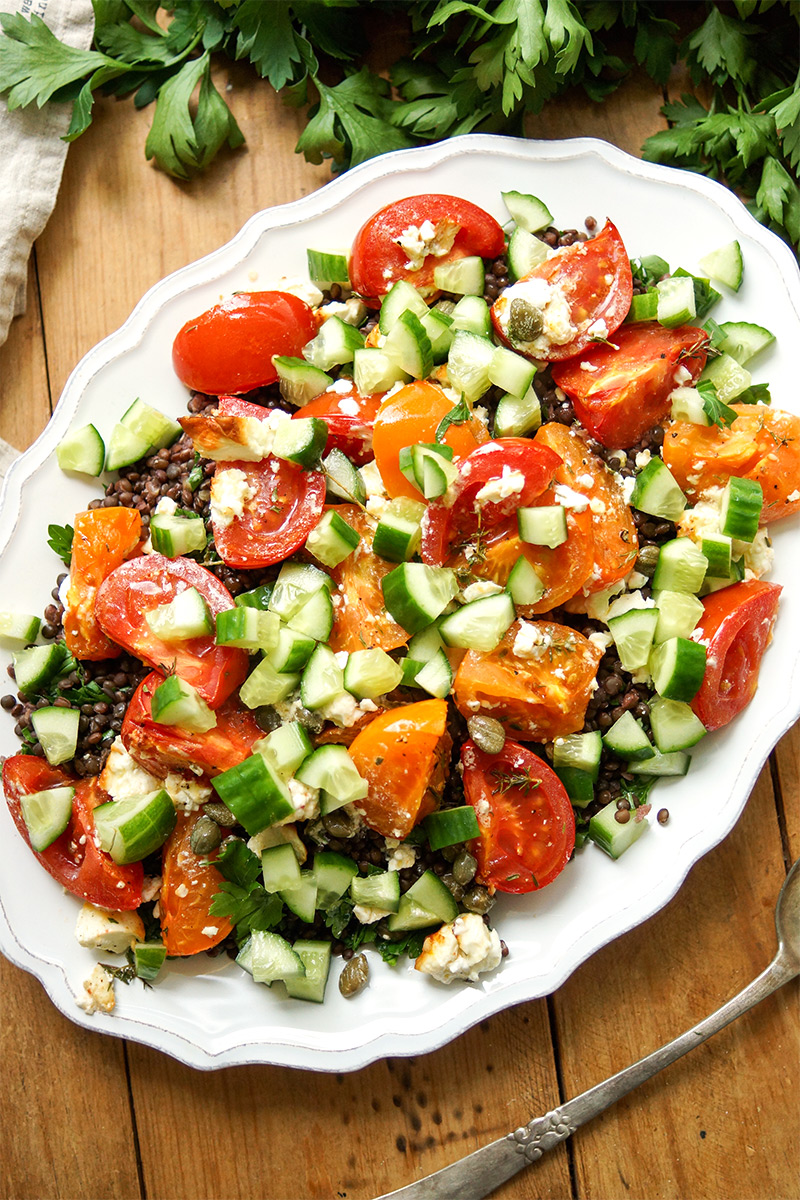 einfache Rezept für Linsensalat mit geröstetem Feta und Tomaten