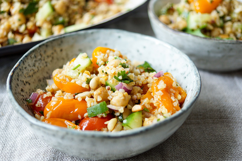 orientalischer Bulgur-Salat mit gerösteten Tomaten und Kichererbsen Rezept mit Sumach, Kreuzkümmel, Koriander, Gurke, Pinienkerne. Vegan, Vegetarisch
