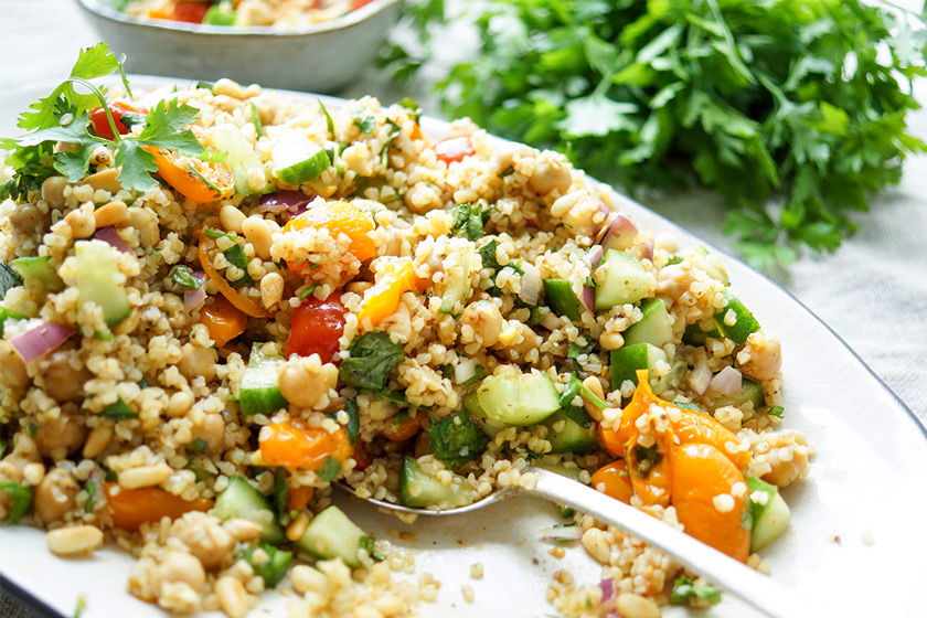 orientalischer Bulgur-Salat mit gerösteten Tomaten und Kichererbsen Rezept mit Sumach, Kreuzkümmel, Koriander, Gurke, Pinienkerne. Vegan, Vegetarisch