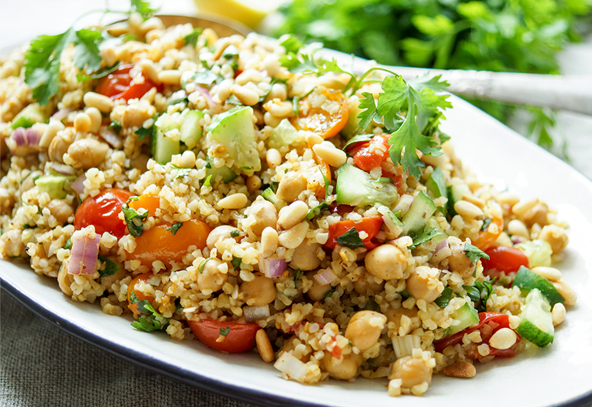 orientalischer Bulgur-Salat mit gerösteten Tomaten und Kichererbsen Rezept mit Sumach, Kreuzkümmel, Koriander, Gurke, Pinienkerne. Vegan, Vegetarisch
